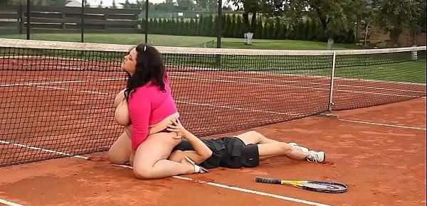  Chunky bbw sixtynining on the tennis court